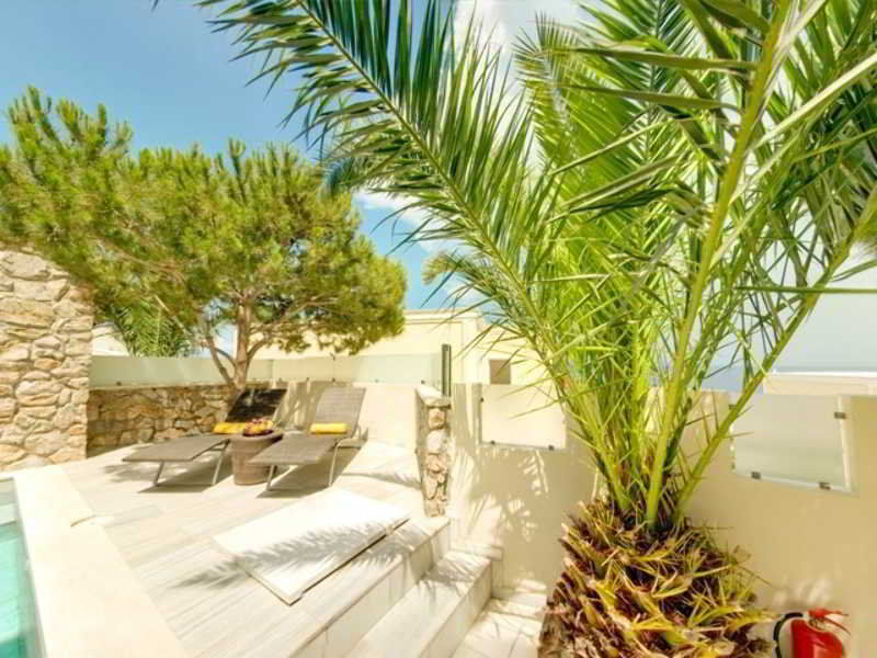 Antinea & Hotel Kamari (Santorini)